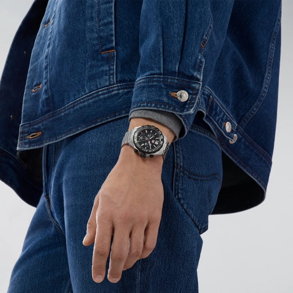TAG Heuer Formula 1 Chronograph CAZ1010.BA0842 til herre med kasse og lenke i stål og sort skive.
