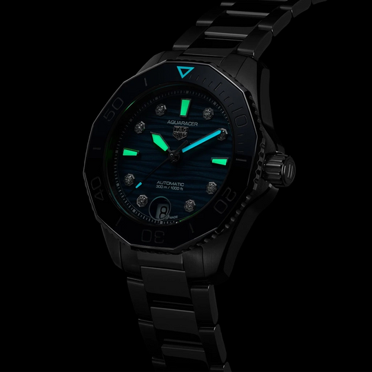 TAG Heuer Aquaracer Professional 300 Date dameklokke på 36 mm med automatisk verk, blå tallskive med diamanter og stållenke.