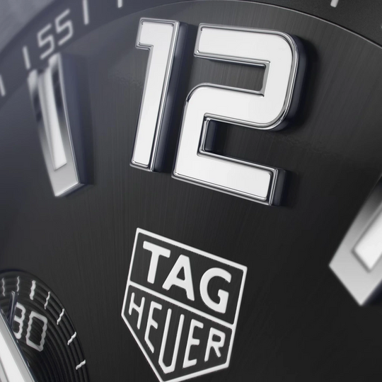 Tag Heuer Formula 1 Chronograph CAZ1011.BA0842 til herre på 43 mm. Sort skive, sort bezel med tachymeter og lenke med foldelås.