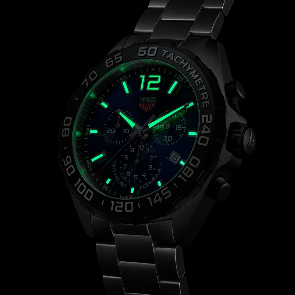 TAG Heuer Formula 1 Chronograph CAZ101AV.BA0842 herreklokke på 43 mm med blå skive, sort bezel med tachymeter og lenke med stål.