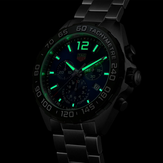 TAG Heuer Formula 1 Chronograph CAZ101AV.BA0842 herreklokke på 43 mm med blå skive, sort bezel med tachymeter og lenke med stål.