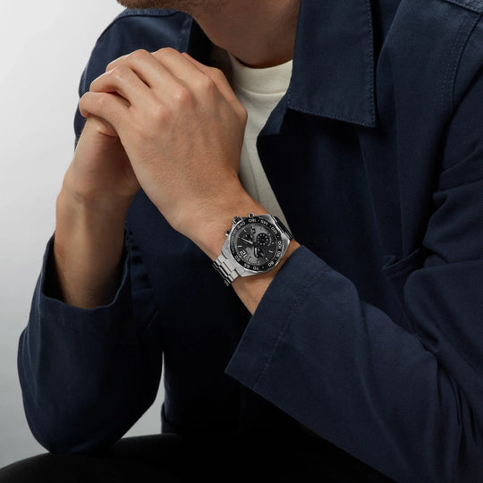 Tag Heuer Formula 1 Chronograph CAZ1011.BA0842 til herre på 43 mm. Sort skive, sort bezel med tachymeter og lenke med foldelås.