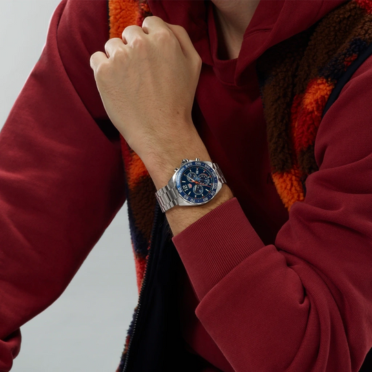 TAG Heuer Formula 1 Chronograph CAZ1014.BA0842 herreklokke på 43 mm med blå skrive, bezel med tachymeter og stållenke med foldelås.