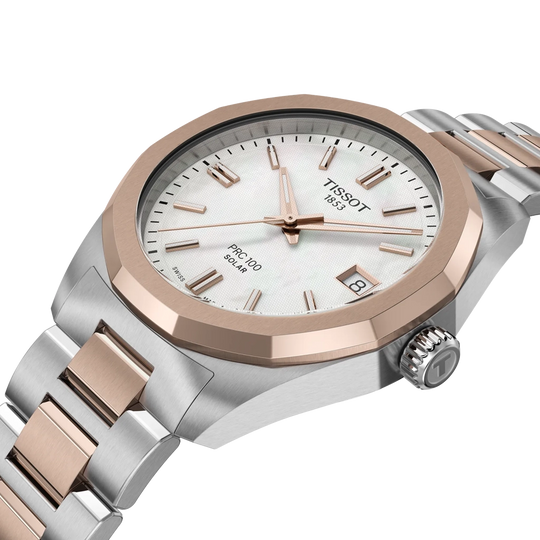 Tissot PRC 100 til dame på 34 mm i tofarget stål med hvit perlemorskive, lenke og quartzverk. 100 meter vanntett.