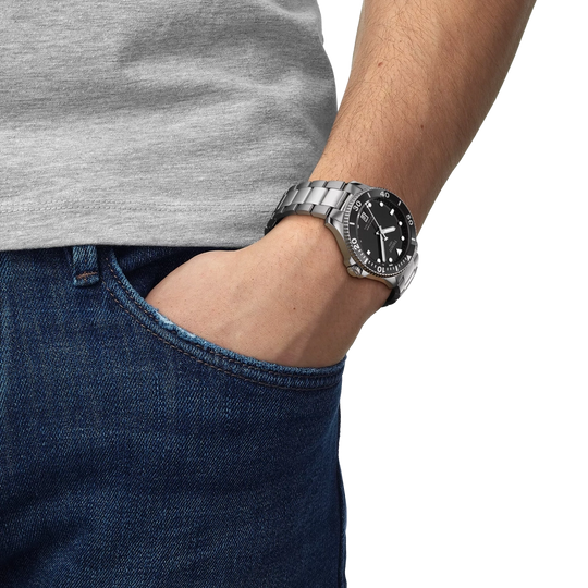 Tissot Seastar 1000 dykkerklokke med robust stålkasse, safirglass og opptil 300 m vanntetthet. 