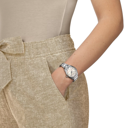 Tissot PR 100 til dame på 34 mm, med hvit perlemorskrive med diamanter, stållenke og quartzverk. 100 meter vanntett.