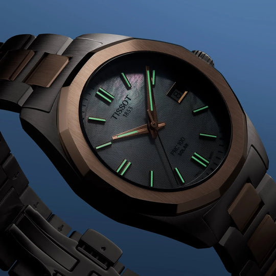 Tissot PRC 100 til dame på 34 mm i tofarget stål med hvit perlemorskive, lenke og quartzverk. 100 meter vanntett.