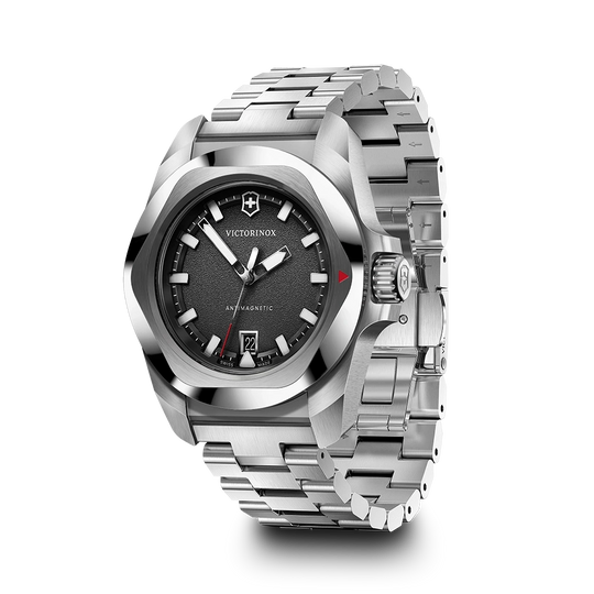 Victorinox I.N.O.X. herreklokke på 41 mm med quartzverk, kasse og lenke i stål og sort skive.