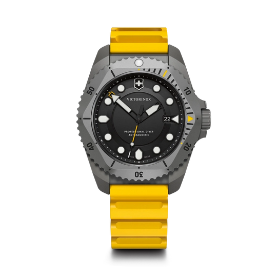 Victorinox Dive Pro Quartz dykkerur til herre med quartzverk på 43 mm. Sort skive, kasse i titan og gul gummirem. 300 meter vanntett.