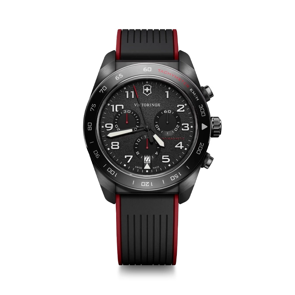 Victorinox Swiss Army Chronograph herreur med quartzverk, sort kasse, skive og skinnrem med røde detaljer. 100 meter vanntett.