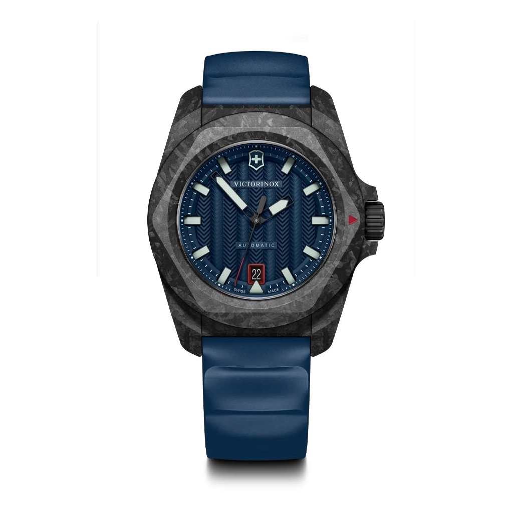 Victorinox I.N.O.X. Automatic herreklokke med blå skive, blå gummirem og en kasse i karbon med gjennomsiktig baklokk i titan. 200 meter vanntett.