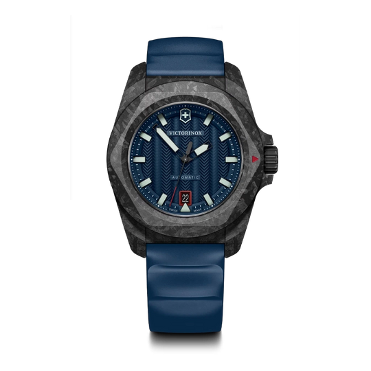Victorinox I.N.O.X. Automatic herreklokke med blå skive, blå gummirem og en kasse i karbon med gjennomsiktig baklokk i titan. 200 meter vanntett.