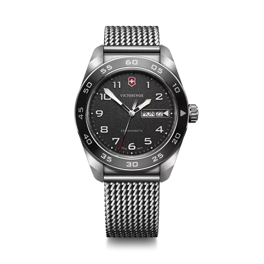 Victorinox Swiss Army 242043 er en herreklokke med quartzverk, sort skive og stållenke. 