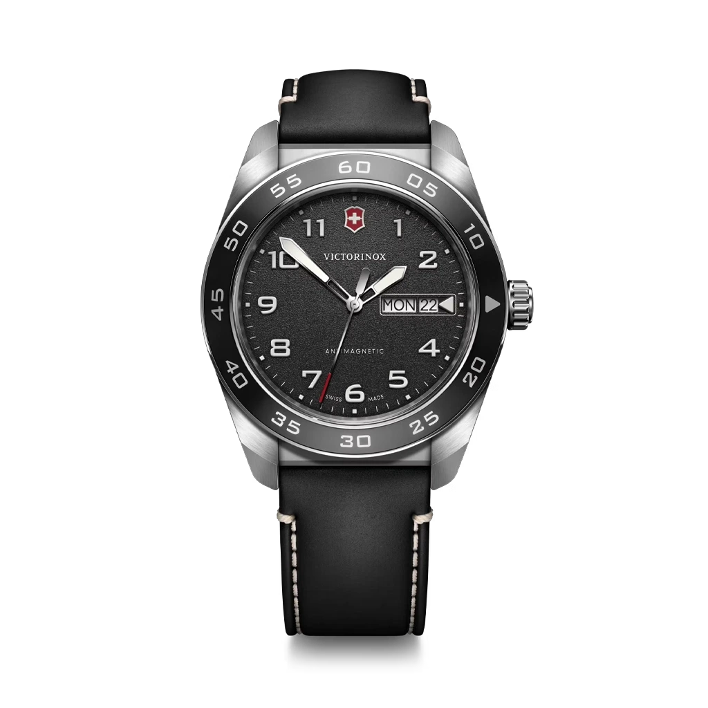 Victorinox Swiss Army Quartz pent herreur på 42 mm med quartzverk, sort tallskive og sort skinnrem. 100 meter vanntett.