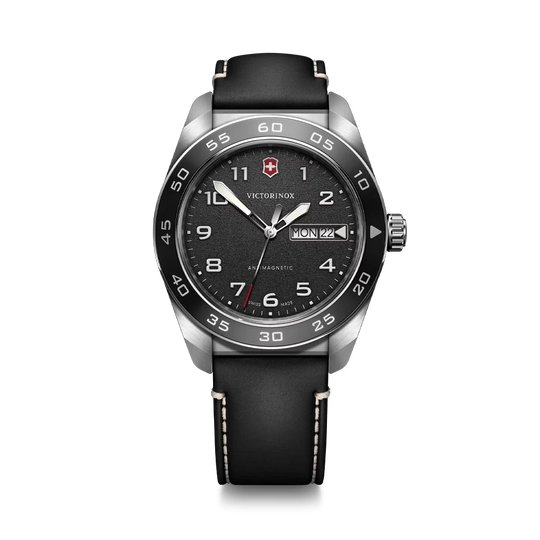 Victorinox Swiss Army Quartz pent herreur på 42 mm med quartzverk, sort tallskive og sort skinnrem. 100 meter vanntett.