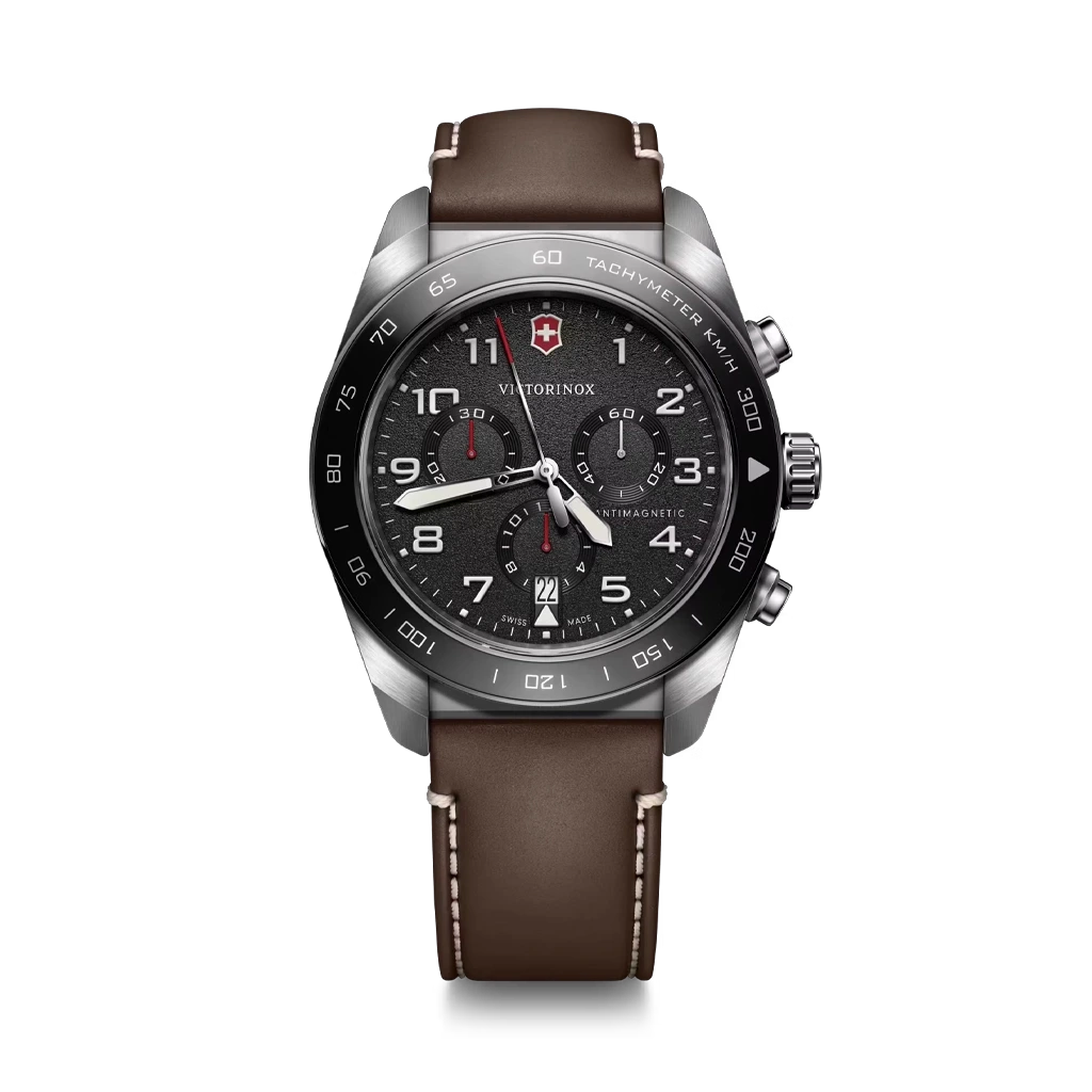 Victorinox Swiss Army Chronograph herreklokke meed quartzverk, sort skive med kronografer og brun skinnrem.
