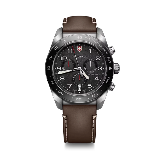 Victorinox Swiss Army Chronograph herreklokke meed quartzverk, sort skive med kronografer og brun skinnrem.