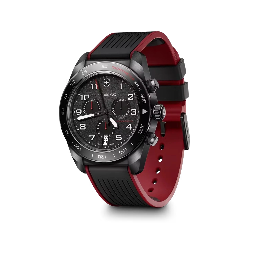Victorinox Swiss Army Chronograph herreur med quartzverk, sort kasse, skive og skinnrem med røde detaljer. 100 meter vanntett.