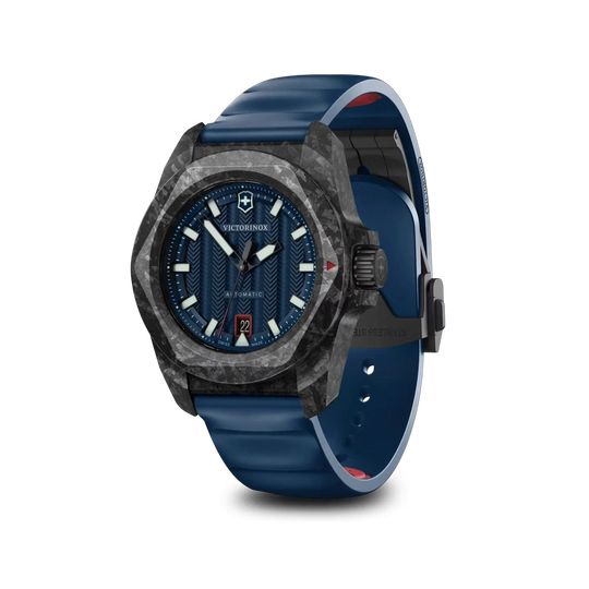 Victorinox I.N.O.X. Automatic herreklokke med blå skive, blå gummirem og en kasse i karbon med gjennomsiktig baklokk i titan. 200 meter vanntett.