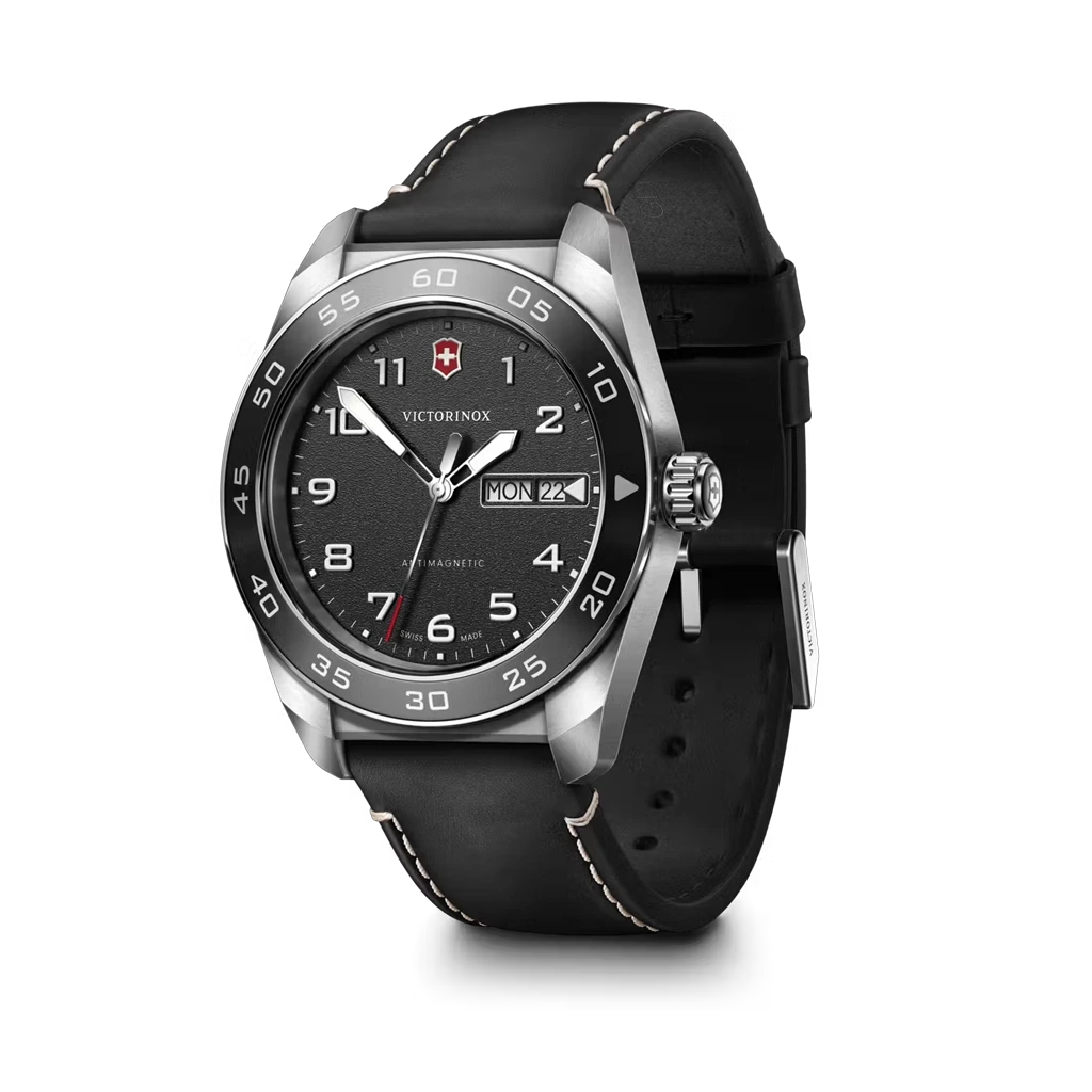 Victorinox Swiss Army Quartz pent herreur på 42 mm med quartzverk, sort tallskive og sort skinnrem. 100 meter vanntett.