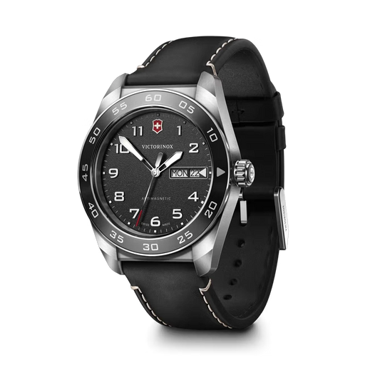 Victorinox Swiss Army Quartz pent herreur på 42 mm med quartzverk, sort tallskive og sort skinnrem. 100 meter vanntett.