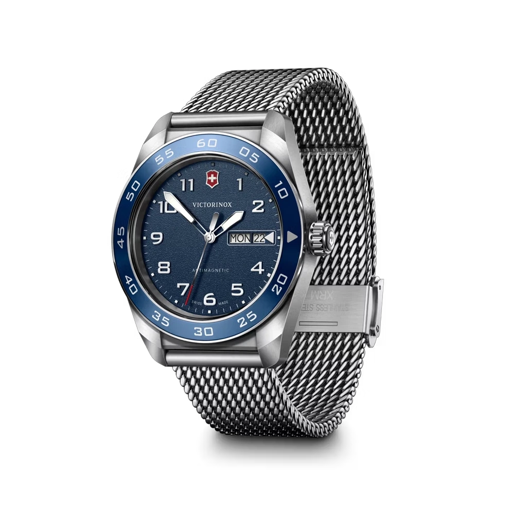 Victorinox Swiss Army Quartz pen herreklokke med blå skive og kasse og meshlenke i stål. 100 meter vanntett.