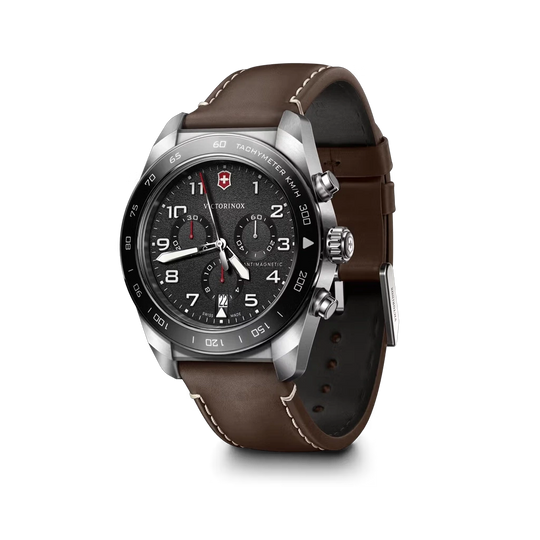 Victorinox Swiss Army Chronograph herreklokke meed quartzverk, sort skive med kronografer og brun skinnrem.