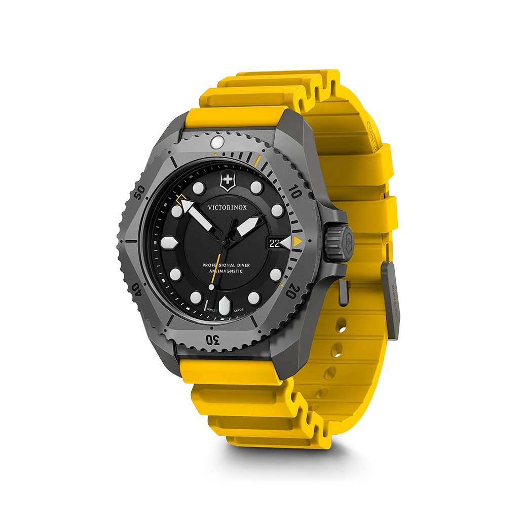 Victorinox Dive Pro Quartz dykkerur til herre med quartzverk på 43 mm. Sort skive, kasse i titan og gul gummirem. 300 meter vanntett.