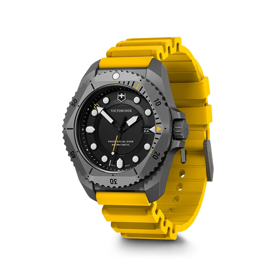 Victorinox Dive Pro Quartz dykkerur til herre med quartzverk på 43 mm. Sort skive, kasse i titan og gul gummirem. 300 meter vanntett.