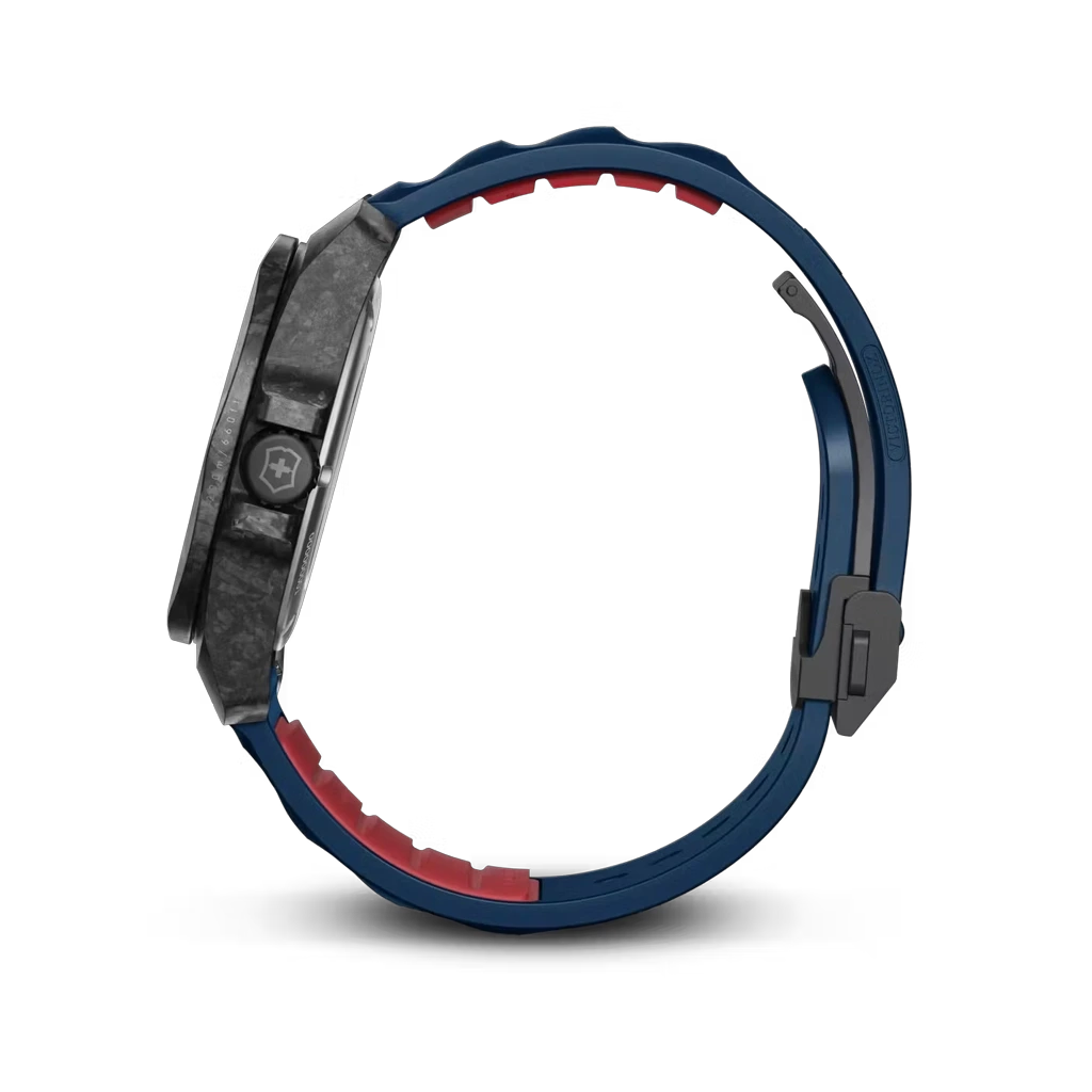 Victorinox I.N.O.X. Automatic herreklokke med blå skive, blå gummirem og en kasse i karbon med gjennomsiktig baklokk i titan. 200 meter vanntett.