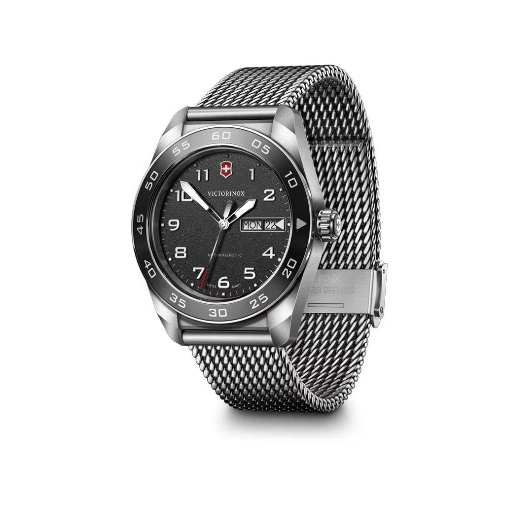 Victorinox Swiss Army 242043 er en herreklokke med quartzverk, sort skive og stållenke. 