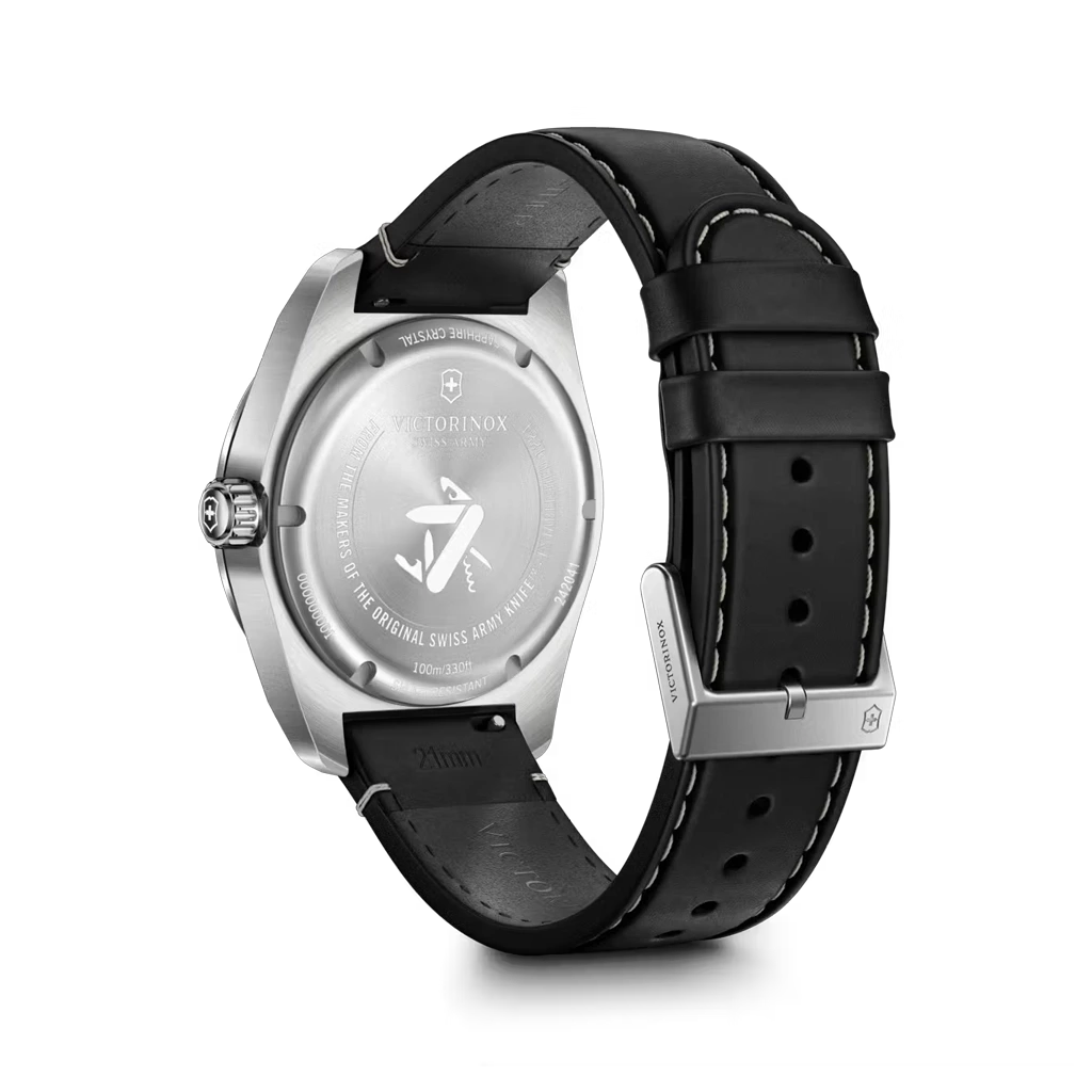 Victorinox Swiss Army Quartz pent herreur på 42 mm med quartzverk, sort tallskive og sort skinnrem. 100 meter vanntett.