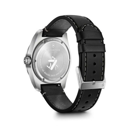 Victorinox Swiss Army Quartz pent herreur på 42 mm med quartzverk, sort tallskive og sort skinnrem. 100 meter vanntett.