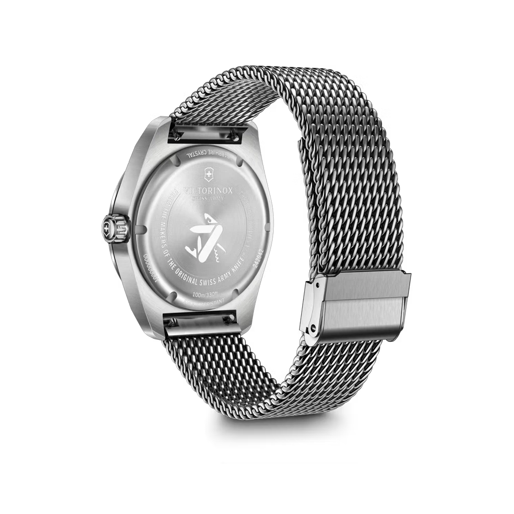 Victorinox Swiss Army Quartz pen herreklokke med blå skive og kasse og meshlenke i stål. 100 meter vanntett.