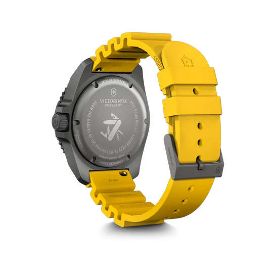 Victorinox Dive Pro Quartz dykkerur til herre med quartzverk på 43 mm. Sort skive, kasse i titan og gul gummirem. 300 meter vanntett.