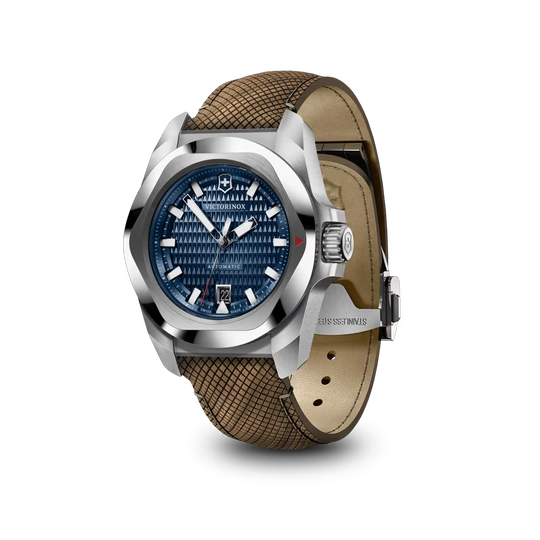 Victorinox I.N.O.X. Automatic herreklokke på 41 mm med blå skive, brun trerem + en ekstra blå gummirem. 200 meter vanntett.