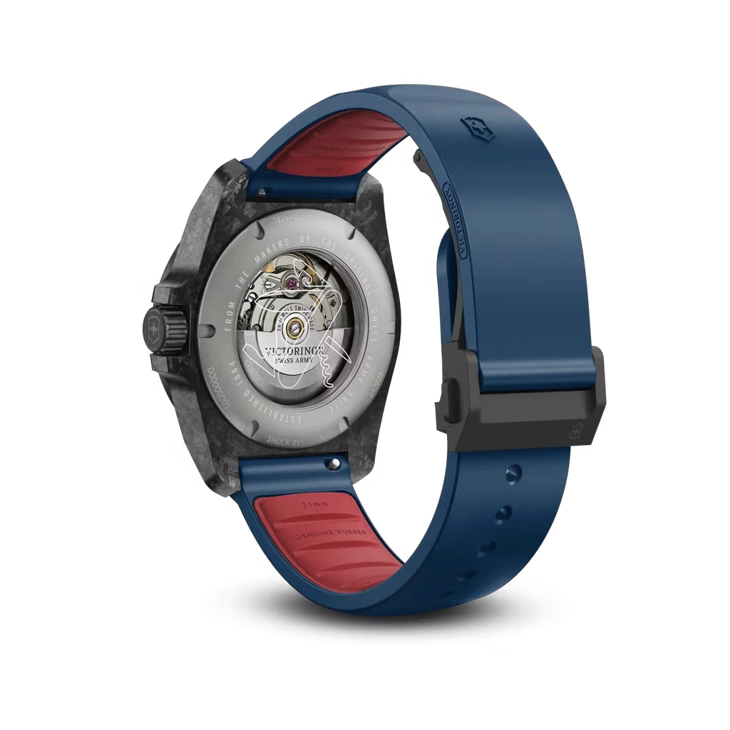 Victorinox I.N.O.X. Automatic herreklokke med blå skive, blå gummirem og en kasse i karbon med gjennomsiktig baklokk i titan. 200 meter vanntett.