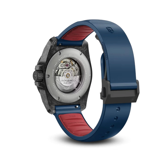 Victorinox I.N.O.X. Automatic herreklokke med blå skive, blå gummirem og en kasse i karbon med gjennomsiktig baklokk i titan. 200 meter vanntett.