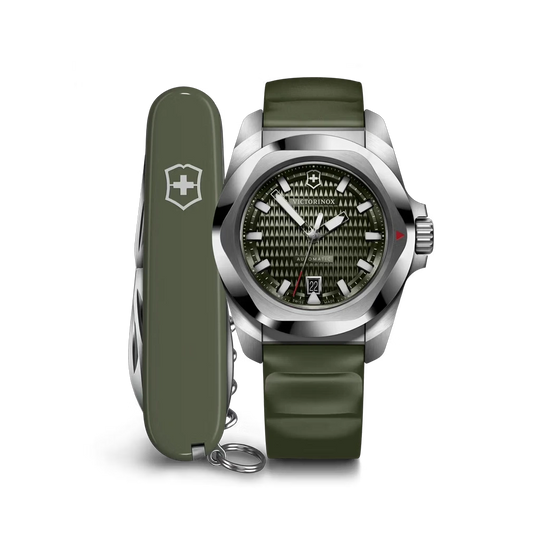 Victorinox I.N.O.X. Automatic herreklokke i stål på 41 mm med grønn skive og grønn rem. 200 meter vanntett.