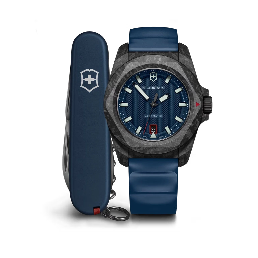 Victorinox I.N.O.X. Automatic herreklokke med blå skive, blå gummirem og en kasse i karbon med gjennomsiktig baklokk i titan. 200 meter vanntett.