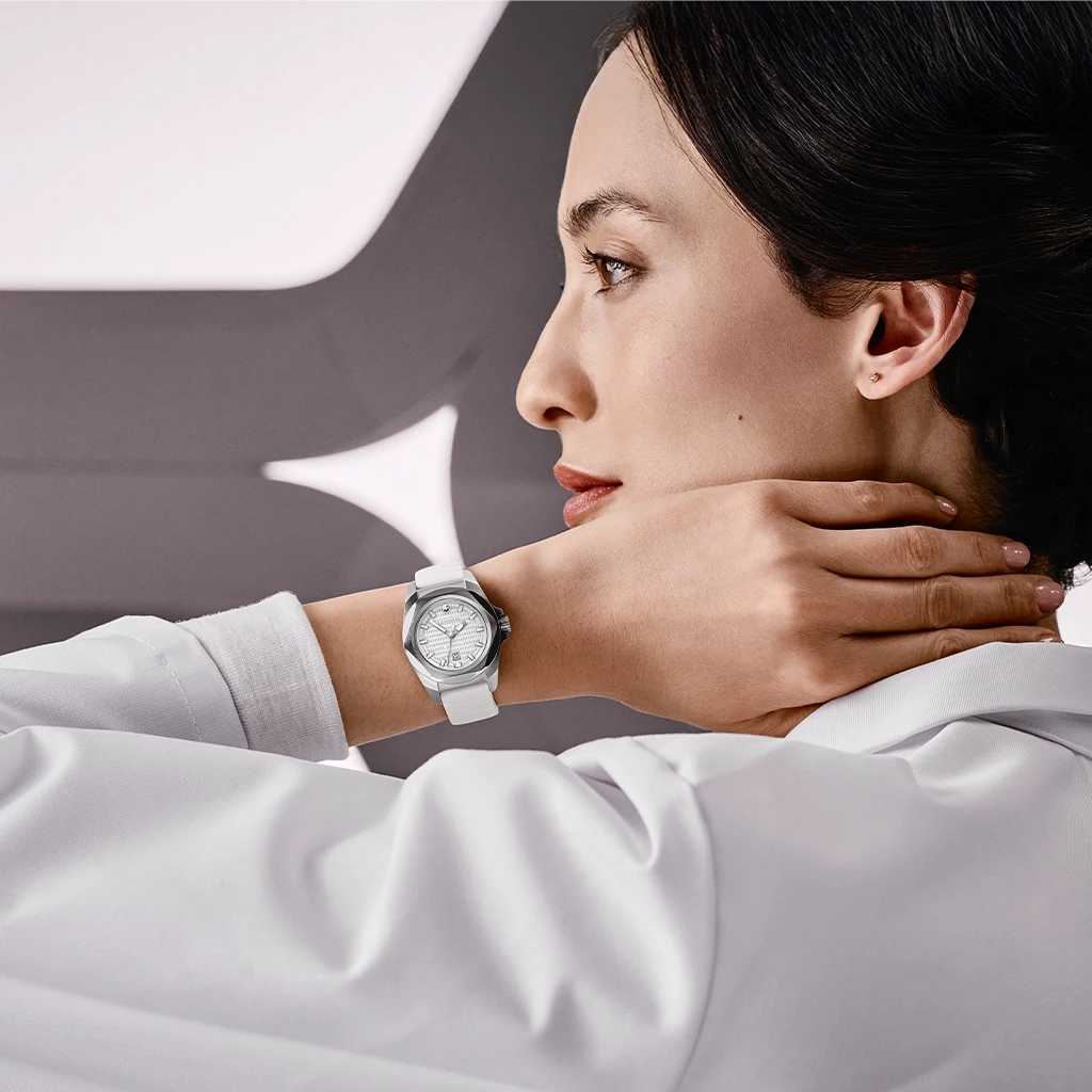 Victorinox I.N.O.X dameklokke med hvit skive, kasse i stål og gummirem.