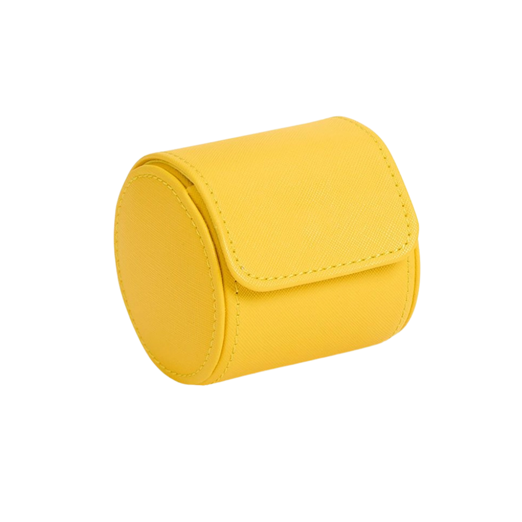 Beskytt klokkene dine med stil mens du reiser med Tutti Frutti Single Watch Roll i gult. Perfekt for reise og hjemmebruk. Kommer med justerbart lokk.