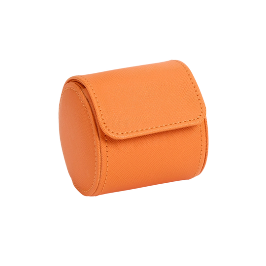 Beskytt klokkene dine med stil mens du reiser med Tutti Frutti Single Watch Roll i oransje. Perfekt for reise og hjemmebruk. Kommer med justerbart lokk.