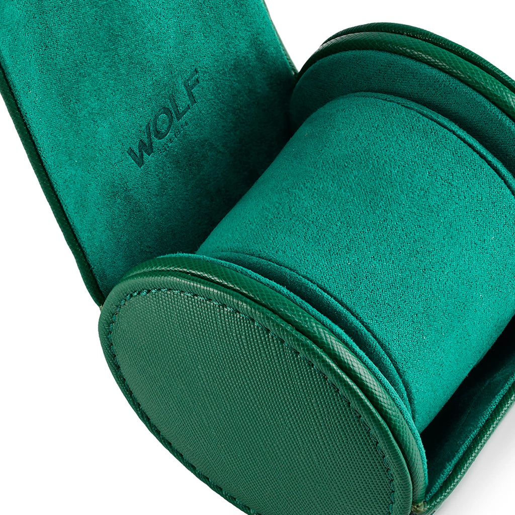 Beskytt klokkene dine med stil mens du reiser med Tutti Frutti Single Watch Roll i grønt. Perfekt for reise og hjemmebruk. Kommer med justerbart lokk.