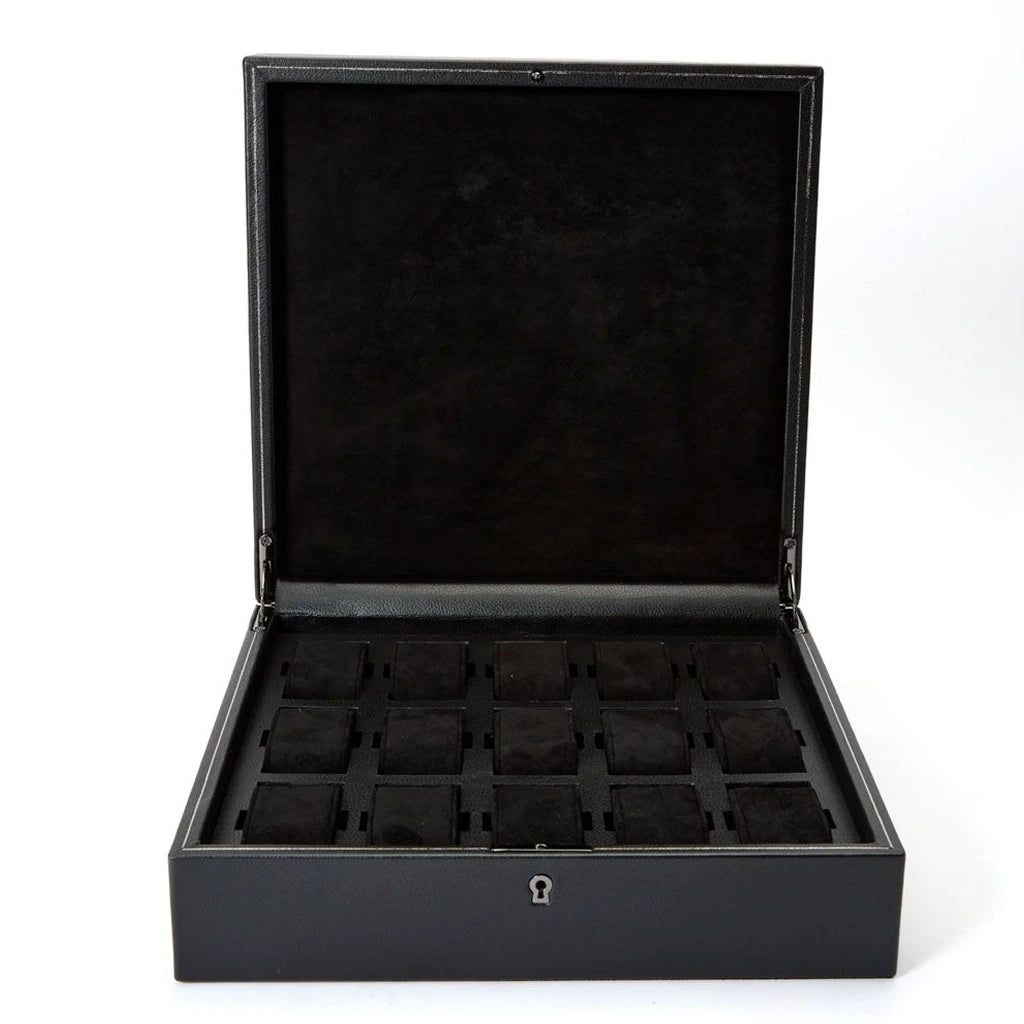 WOLF British Racing 793202 klokkeboks med plass til 15 kokker. Boksen har sort eksteriør og interiør. Boksen kan låses.