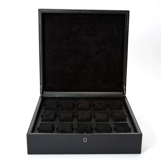 WOLF British Racing 793202 klokkeboks med plass til 15 kokker. Boksen har sort eksteriør og interiør. Boksen kan låses.