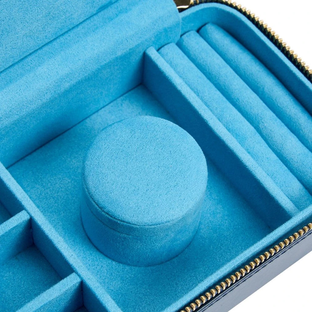 Sophia reisesmykkeskrin 392217 med plass til armbånd, ringer og flere oppbevaringsrom.