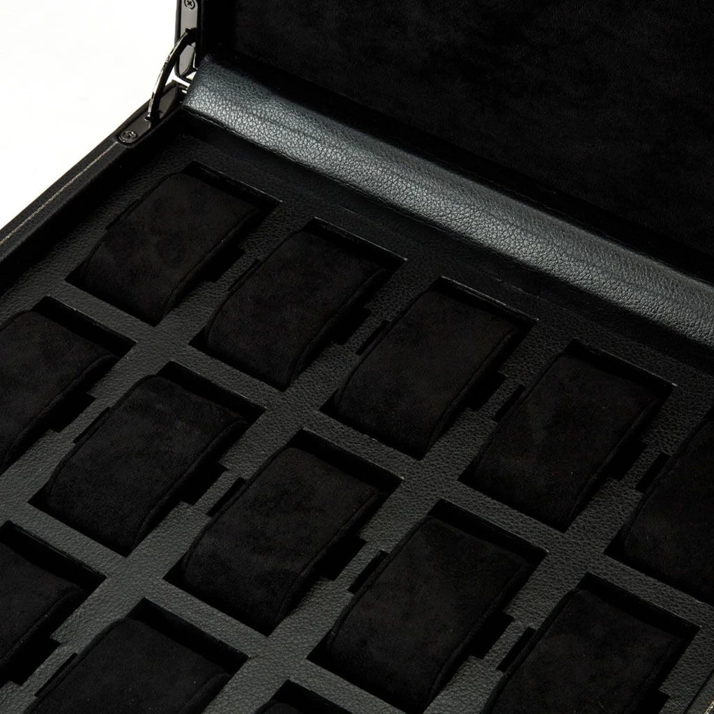 WOLF British Racing 793202 klokkeboks med plass til 15 kokker. Boksen har sort eksteriør og interiør. Boksen kan låses.