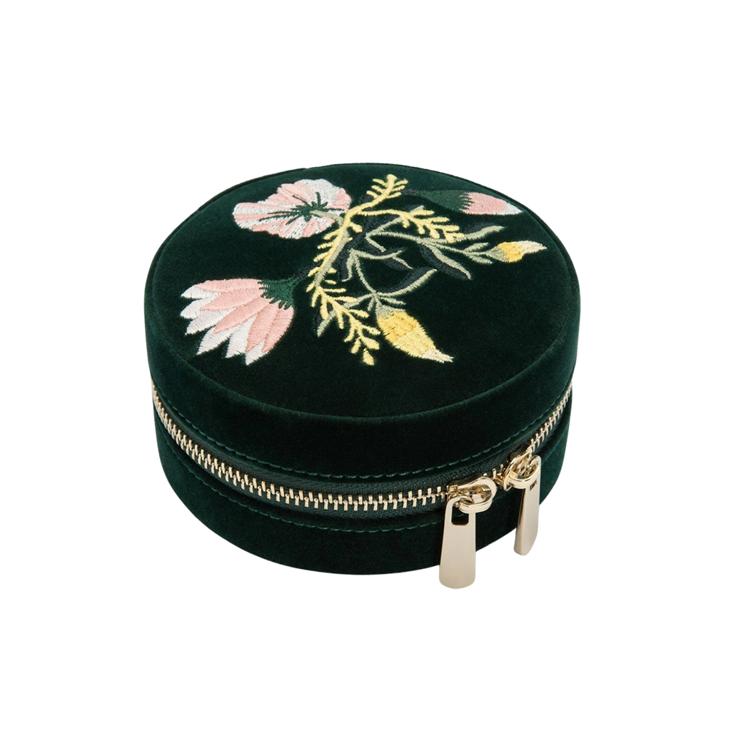 Et lite smykkeskrin, som passer til å ha med på reise. Dette er perfekt for å oppbevare eksempelvis bunadssølv i ettersom innsiden har LusterLoc.