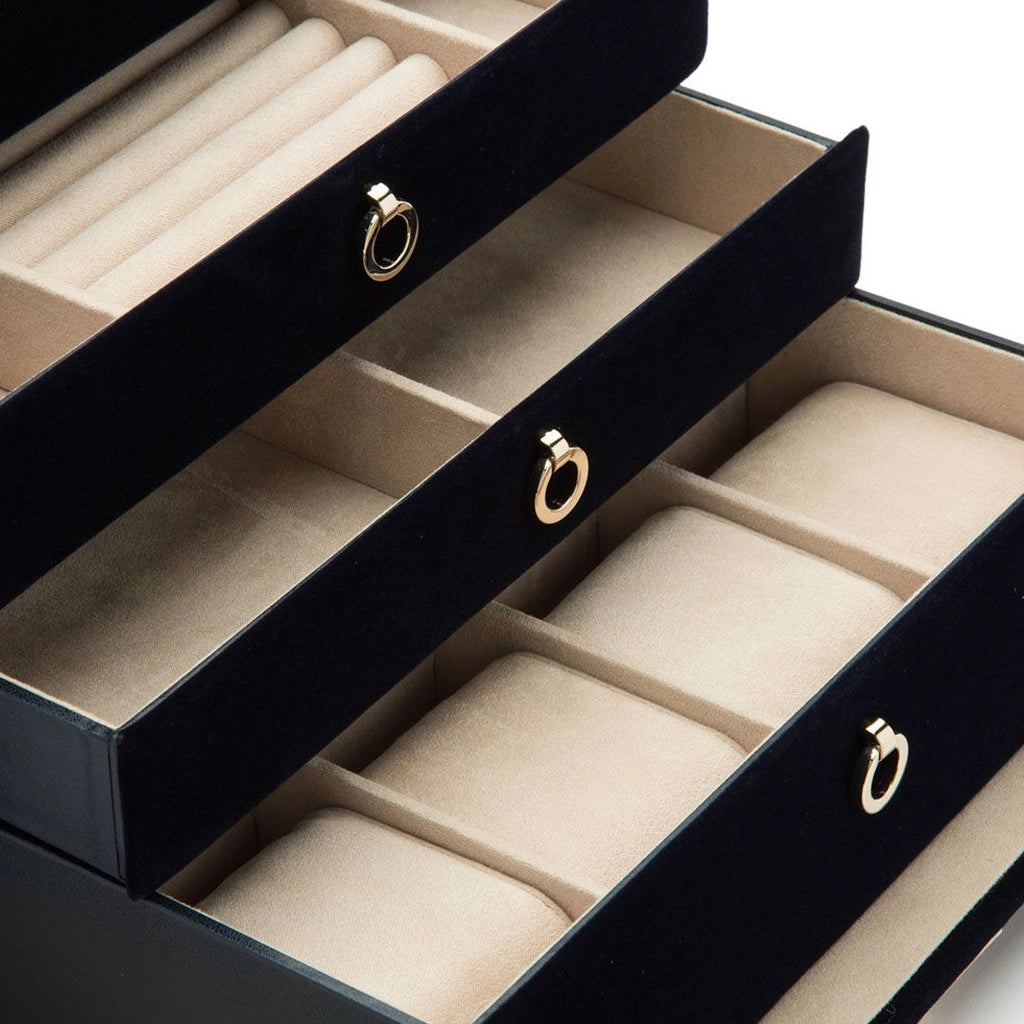 Smykkeskrin med et mindre avtagbart skrin for reise, og med plass til 20 rom, 18 ringruller, 12 kjedeoppbevaring, 5 armbåndsrom, 6 armbånd/klokkemansjett.